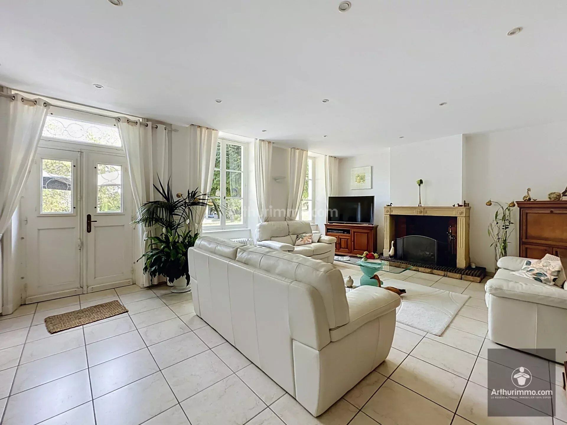 Acheter maison de 7 pièces 290 m² 720 000 € à Renaison (42370) : une annonce Arthurimmo.com — 3
