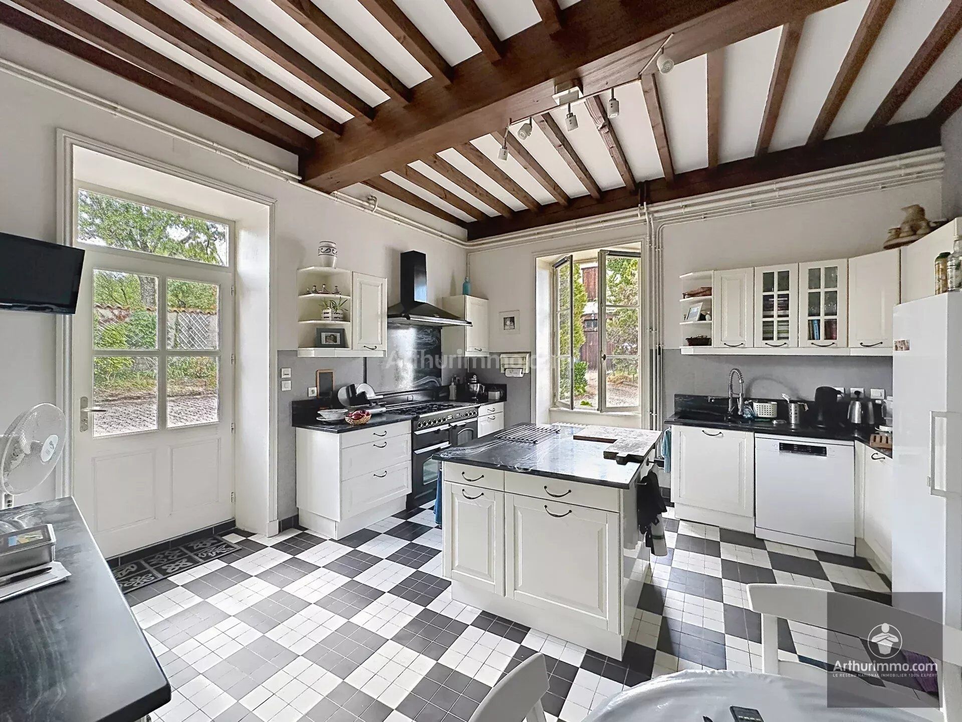 Acheter maison de 7 pièces 290 m² 720 000 € à Renaison (42370) : une annonce Arthurimmo.com — 5