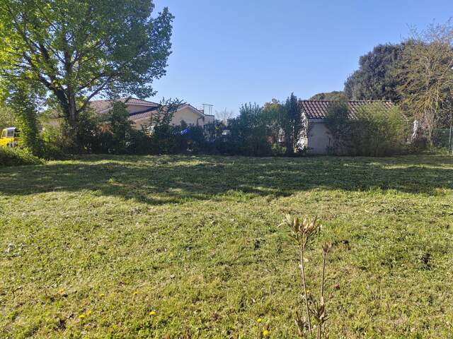 Terrain quartier calme et sécurisé — photo du bien