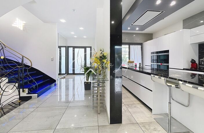 PROPRIÉTÉ  D'EXCEPTION 368 M² UTILES SUR UNE PARCELLE DE 744M² — photo 2