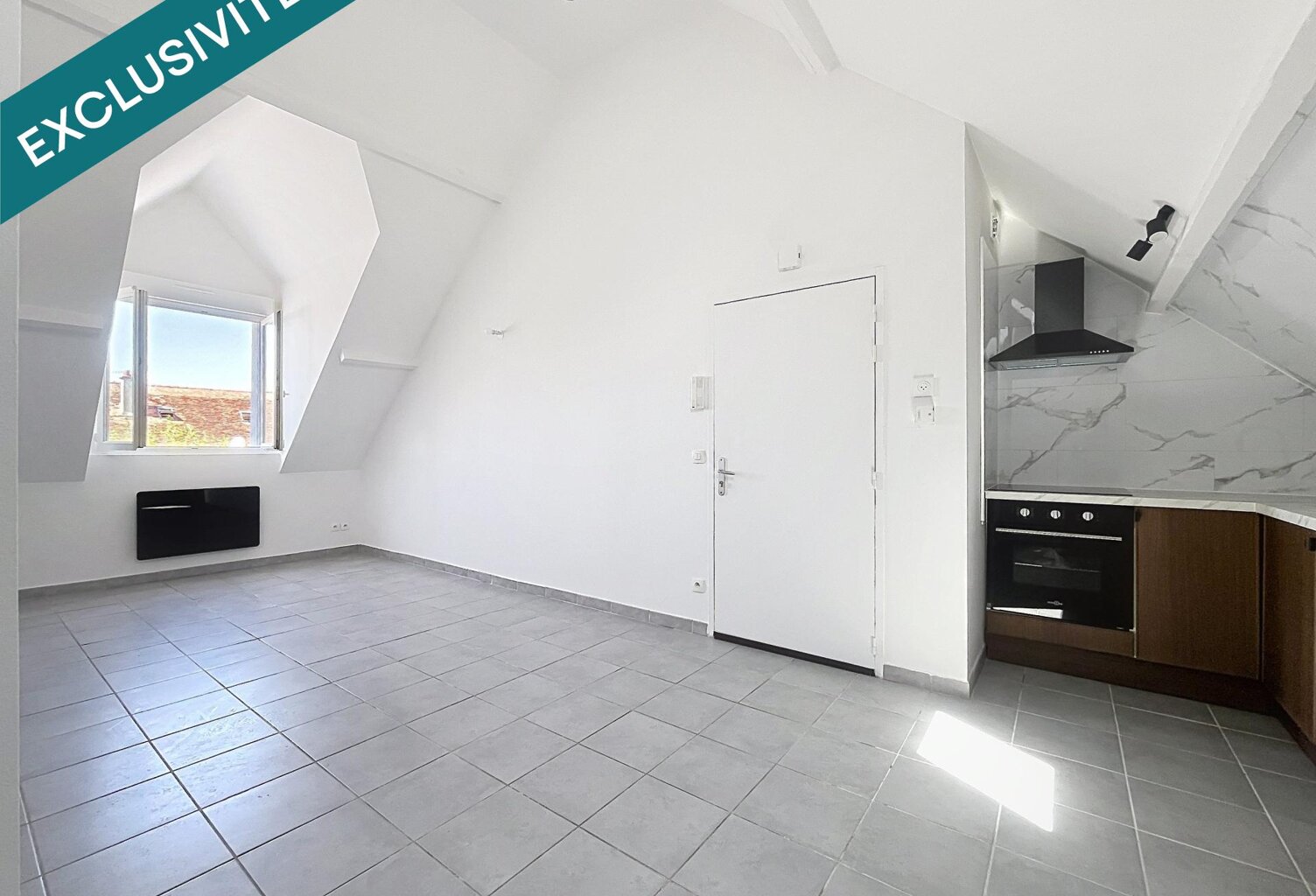 CENTRE-VILLE, PETITE COPROPRIÉTÉ DE 2 ÉTAGES, RÉNOVÉE ENTIÈREMENT, ISOLATION PAR L'EXTÉRIEUR ET L'INTÉRIEUR — photo 1