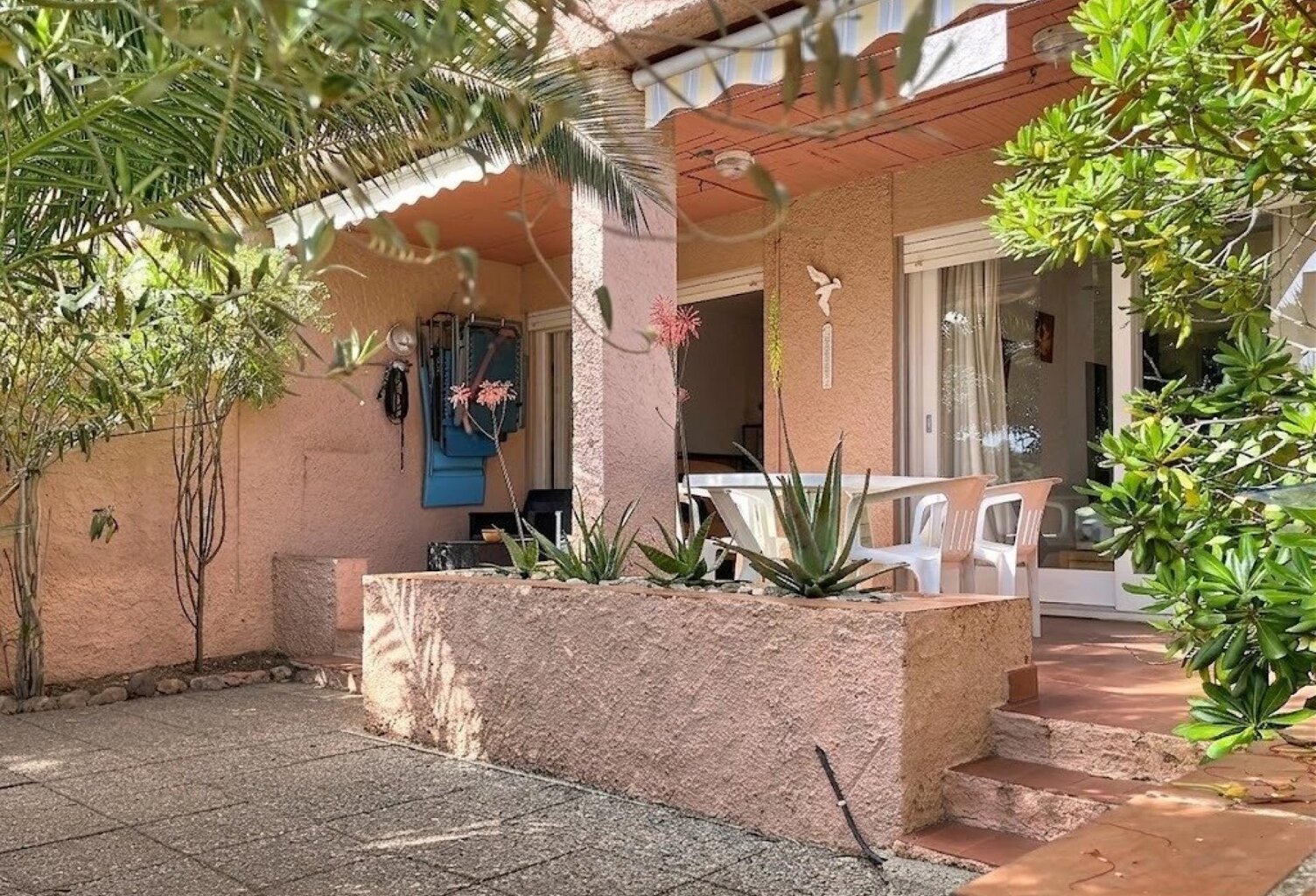 Vivez au fil de l'eau à Fitou T2 meublé avec jardin privatif, terrasse vue Canigou et accès direct à l'étang. — photo 1