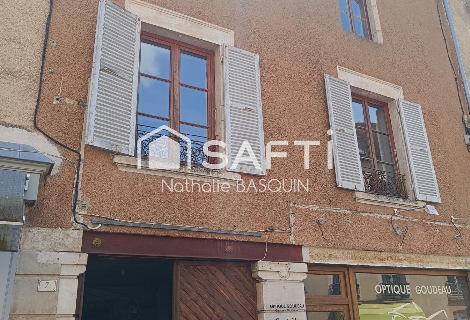 Centre village, bel immeuble avec appartement, cour et dépendances — photo 1