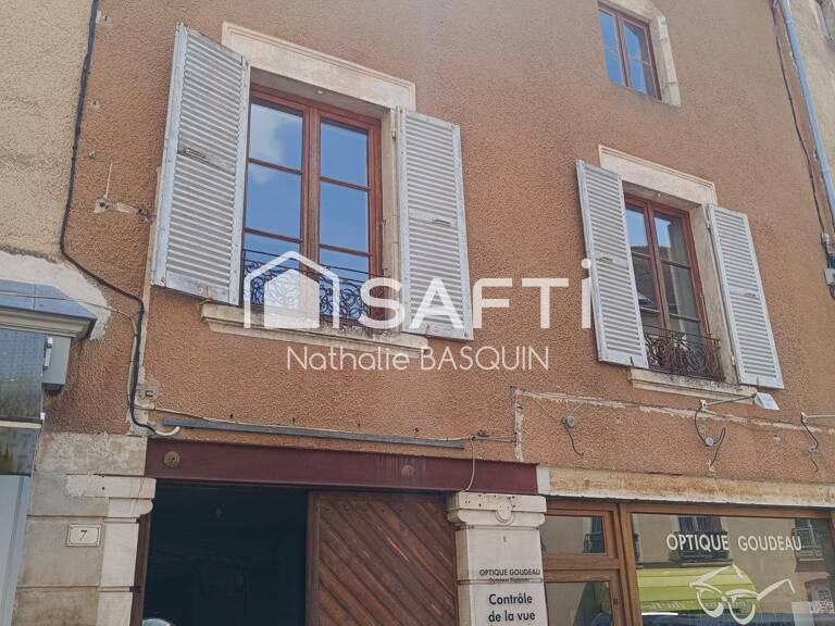 Centre village, bel immeuble avec appartement, cour et dépendances — photo 1