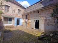 Centre village, bel immeuble avec appartement, cour et dépendances — photo 2