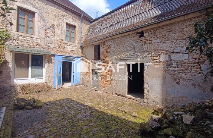 Centre village, bel immeuble avec appartement, cour et dépendances — photo 2