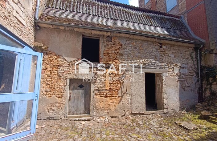 Centre village, bel immeuble avec appartement, cour et dépendances — photo 3