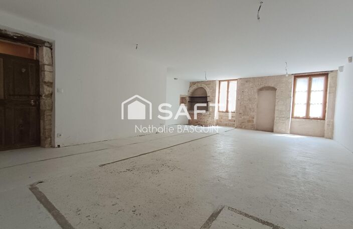 Centre village, bel immeuble avec appartement, cour et dépendances — photo 4