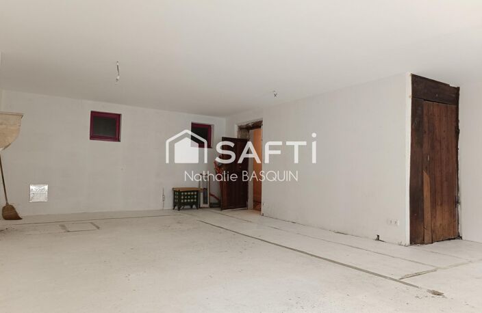 Centre village, bel immeuble avec appartement, cour et dépendances — photo 5