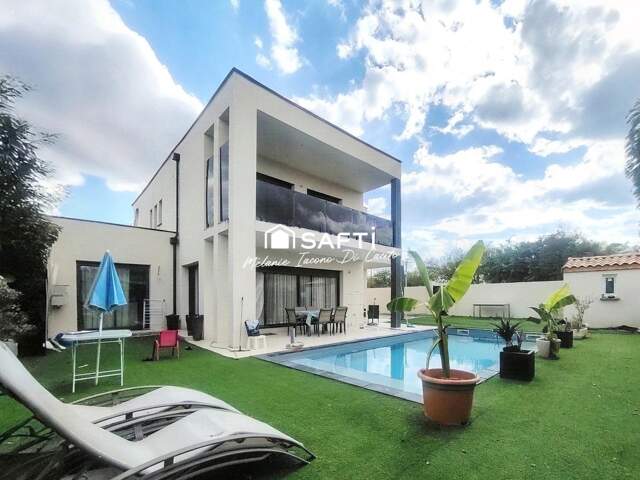 Maison contemporaine lumineuse avec piscine. — photo du bien