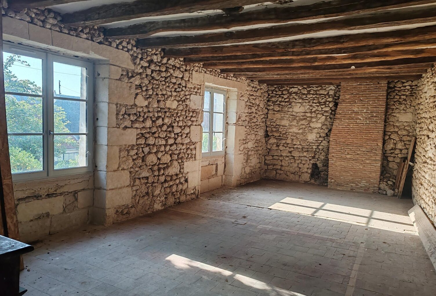 Authentique maison en pierre à rénover  Fort potentiel au cœur de Montlouis-sur-Loire — photo 1