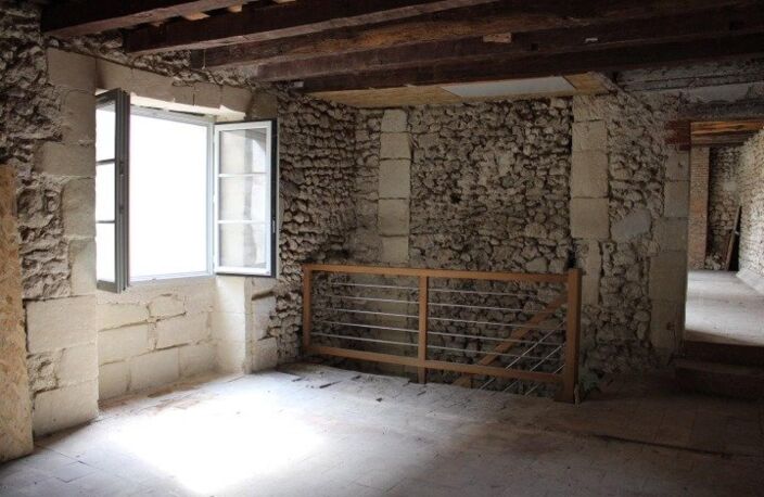 Authentique maison en pierre à rénover  Fort potentiel au cœur de Montlouis-sur-Loire — photo 2