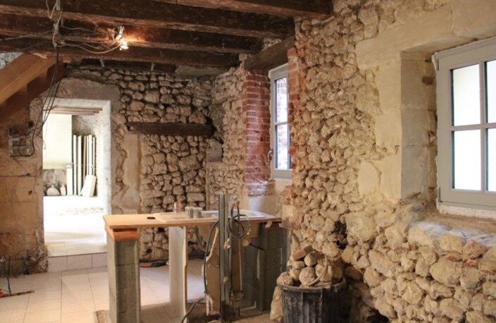 Authentique maison en pierre à rénover  Fort potentiel au cœur de Montlouis-sur-Loire — photo 3
