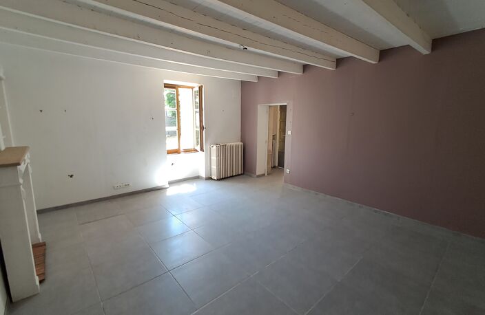 Vouillé centre-bourg – Grande maison de 185 m² avec dépendances et terrain de 1 904 m² — photo 4