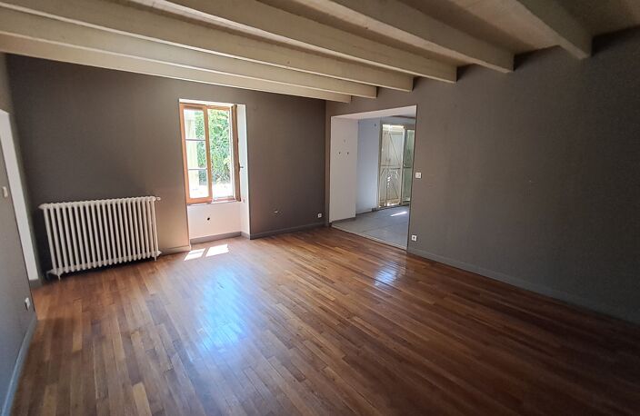 Vouillé centre-bourg – Grande maison de 185 m² avec dépendances et terrain de 1 904 m² — photo 5