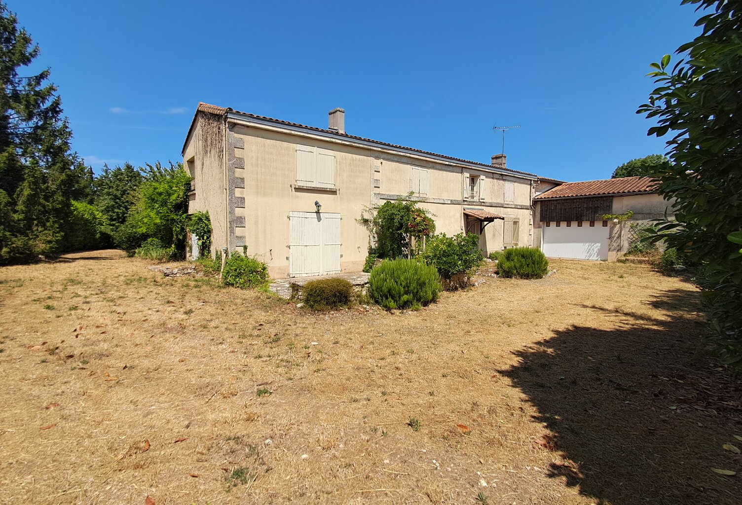 Vouillé centre-bourg – Grande maison de 185 m² avec dépendances et terrain de 1 904 m² — photo 1