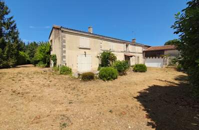 Vouillé centre-bourg – Grande maison de 185 m² avec dépendances et terrain de 1 904 m² — photo du bien