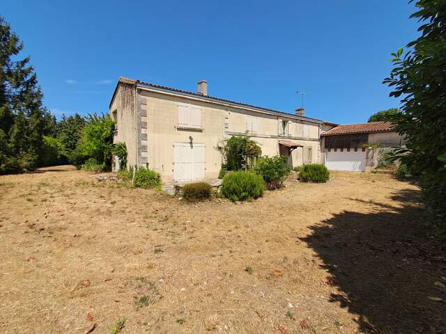 Vouillé centre-bourg – Grande maison de 185 m² avec dépendances et terrain de 1 904 m² — photo du bien