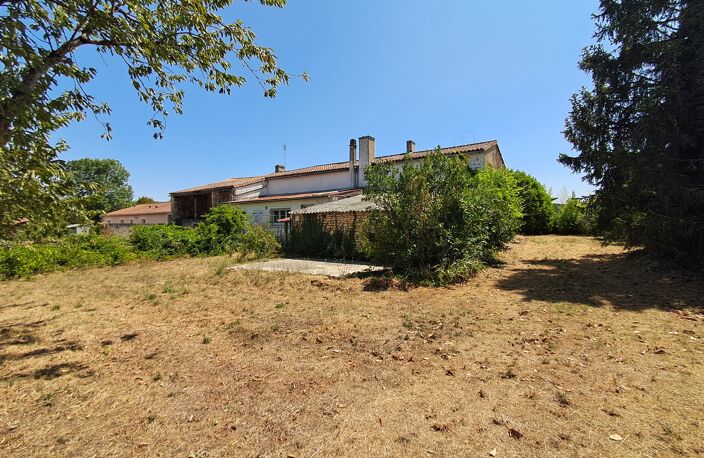 Vouillé centre-bourg – Grande maison de 185 m² avec dépendances et terrain de 1 904 m² — photo 2