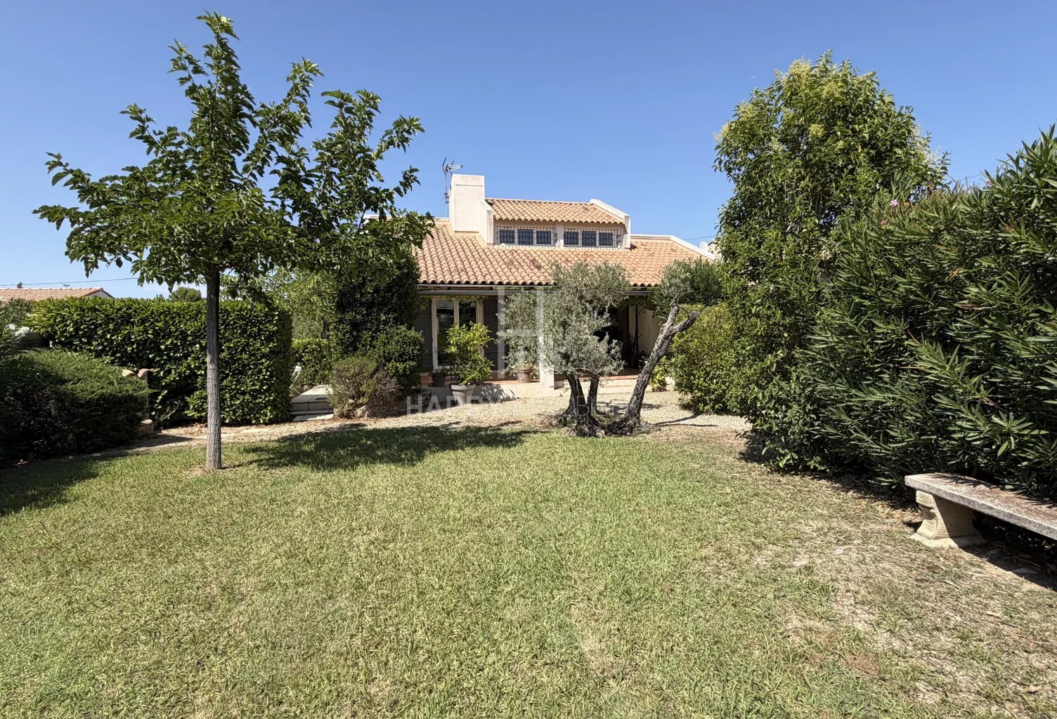 EXCLUSIVITE : Mouriès, proche village et commerces , maison de plain pied — photo 1
