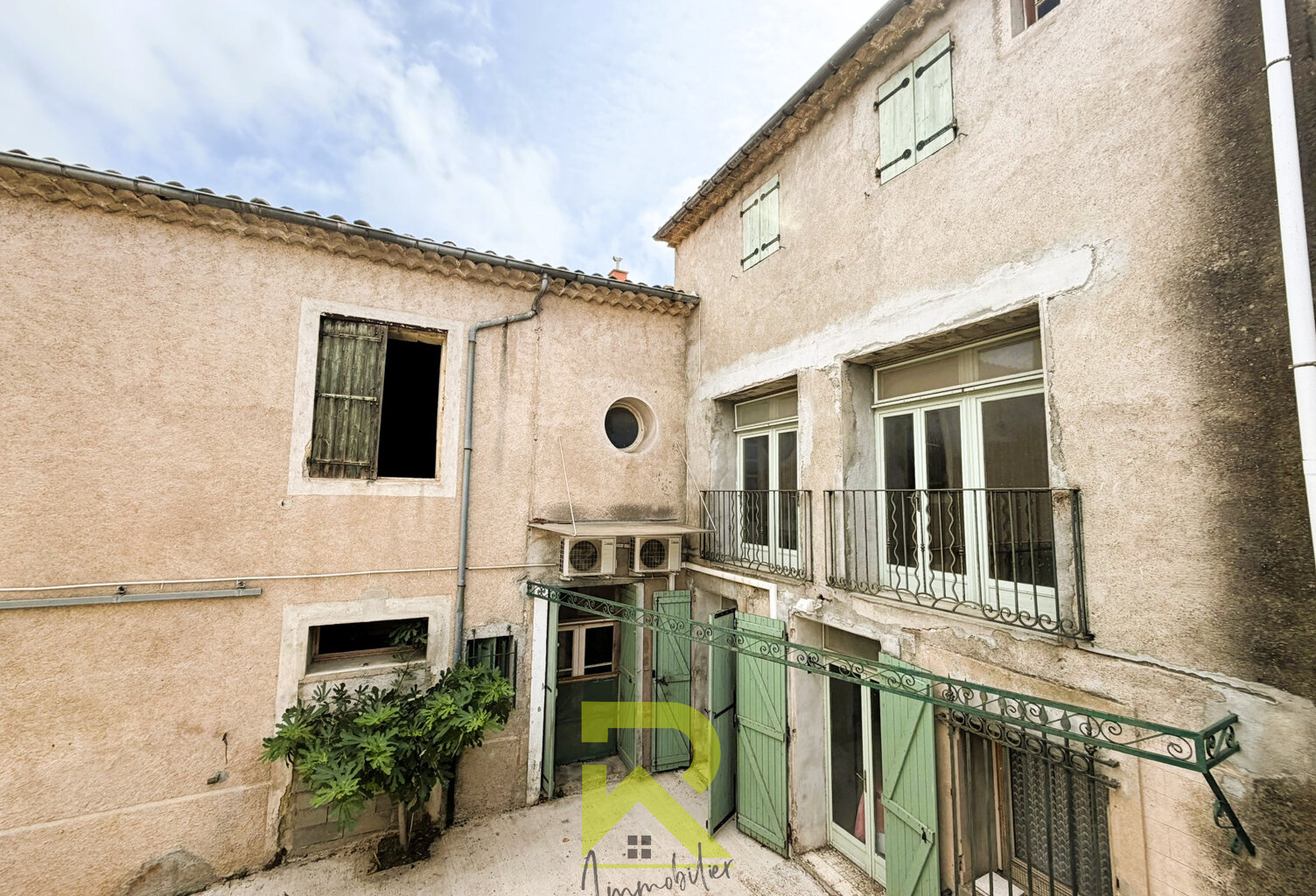 MAISON DE VILLE A RENOVER - FORT POTENTIEL - GARAGES COUR — photo 1