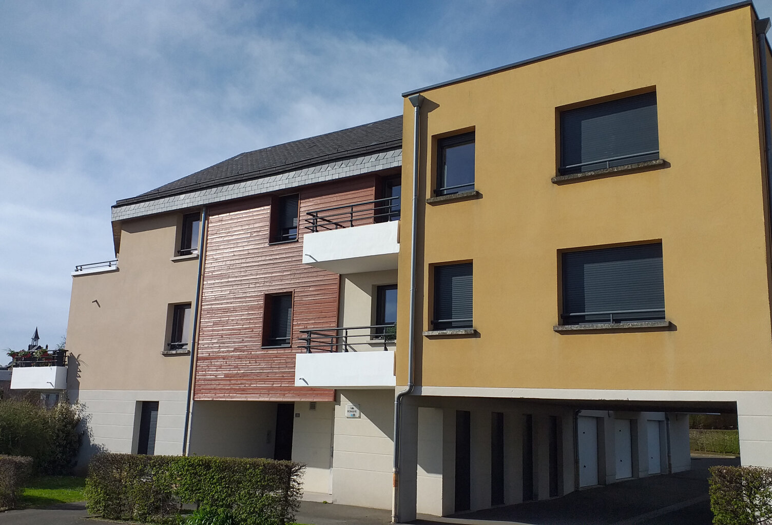 APPARTEMENT - 2 CHAMBRES - TERRASSE - PARKING A ENVERMEU — photo 1