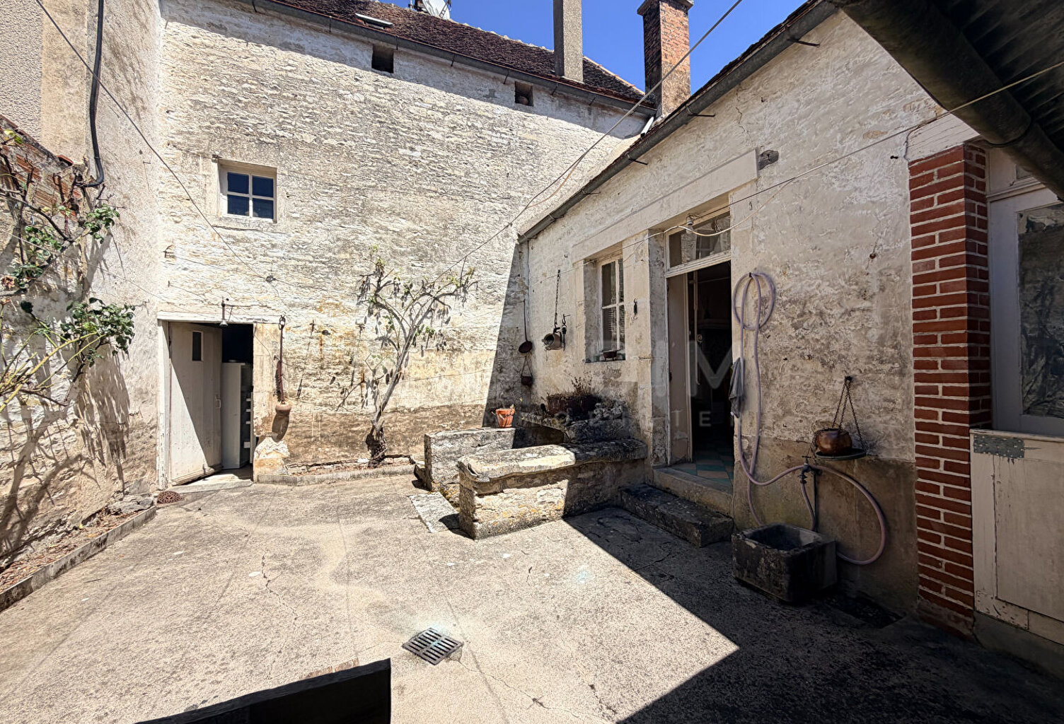 Maison de village Tanlay en pierre à rénover — photo 1