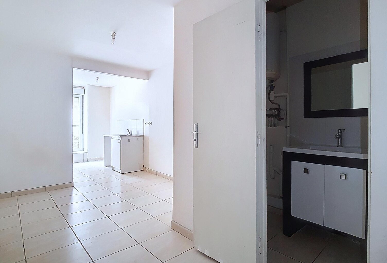 Lot de 2 appartements :  studio + T2 rénové avec petite cour — photo 1