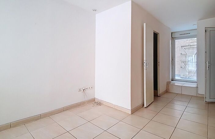 Lot de 2 appartements :  studio + T2 rénové avec petite cour — photo 2