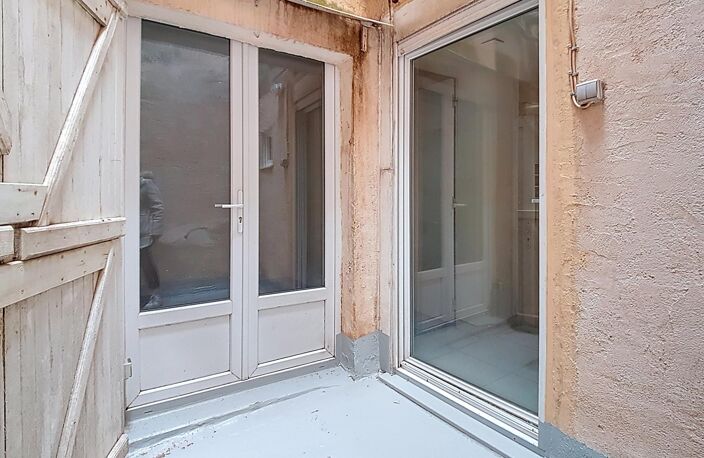 Lot de 2 appartements :  studio + T2 rénové avec petite cour — photo 5
