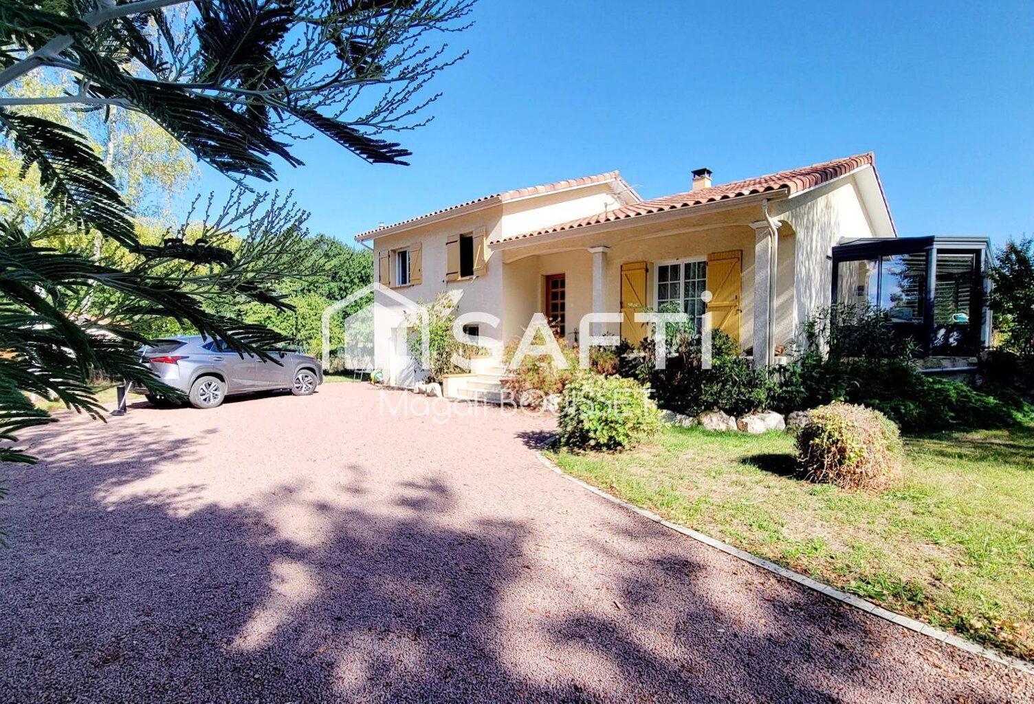 Maison T5 de 110m²,  trois chambres, veranda, terrasses, jardin de 3004m² arboré et clos, deux garages et un abri couvert, terrain picinable. Construction année 2006. — photo 1