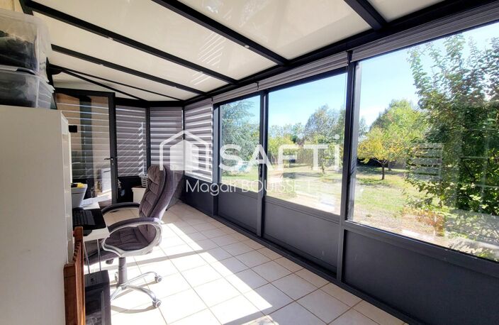 Maison T5 de 110m²,  trois chambres, veranda, terrasses, jardin de 3004m² arboré et clos, deux garages et un abri couvert, terrain picinable. Construction année 2006. — photo 4