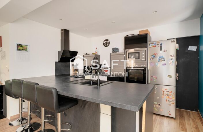 Proche commerces, Axe A31, rénovation 2012. — photo 4