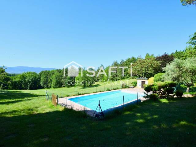 Propriété avec piscine dans un écrin de verdure — photo du bien