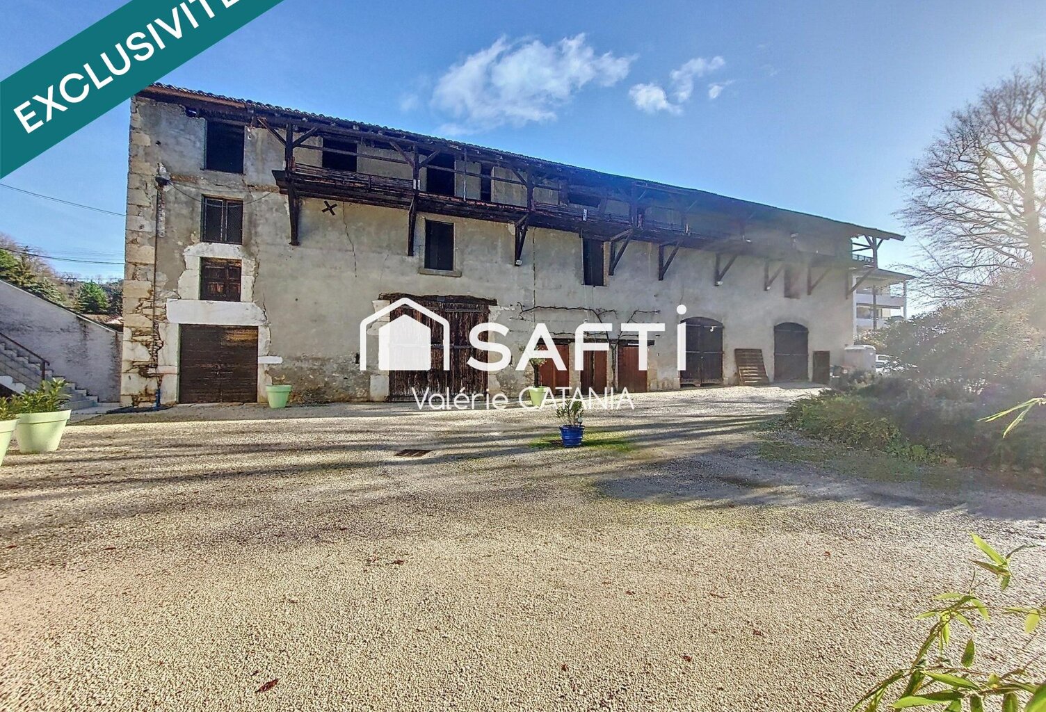 Tullins - Grange à rénover de 165m² au plancher sur parcelle d'environ 900m². — photo 1