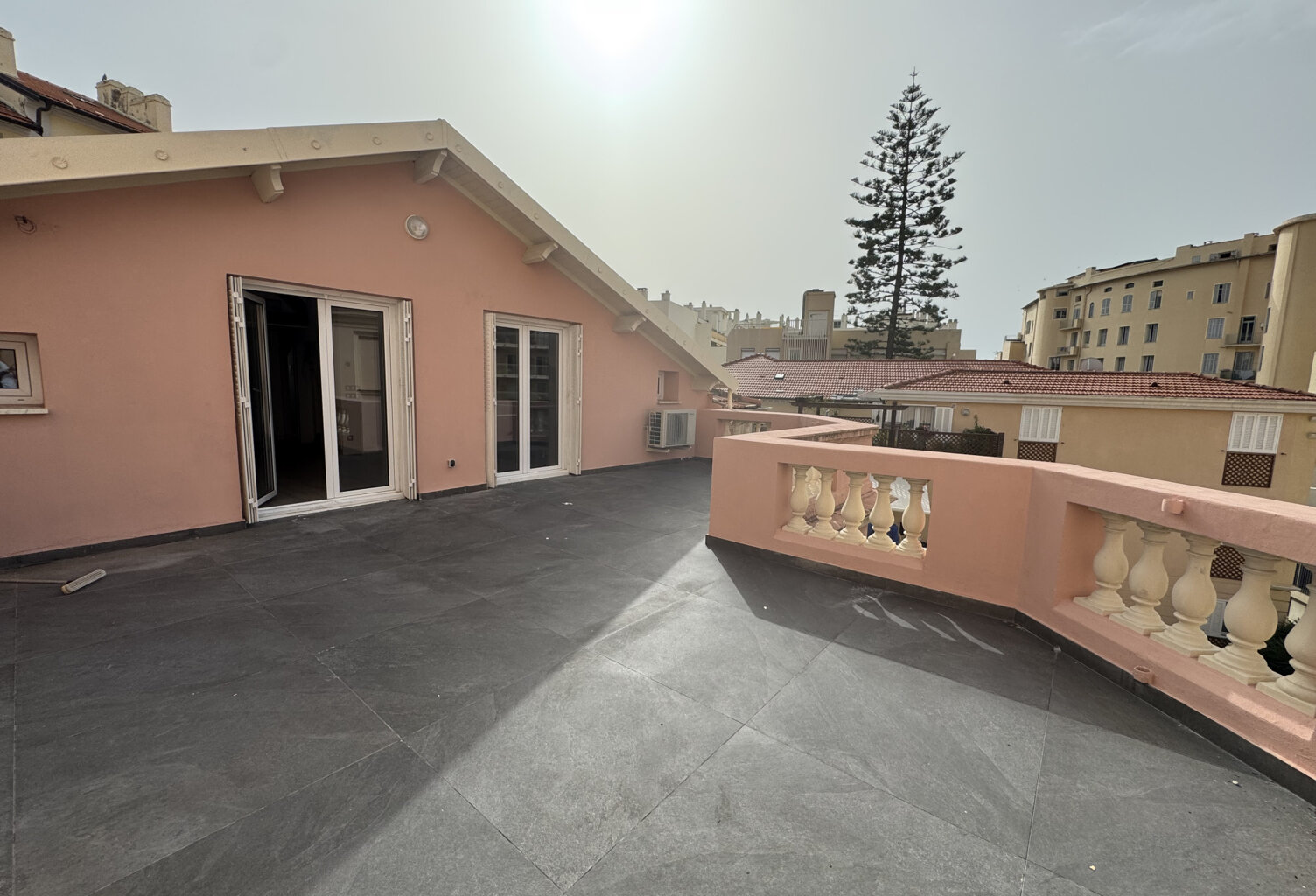 MENTON CENTRE - APPARTEMENT 3 PIECES EN DERNIER ETAGE AVEC T — photo 1