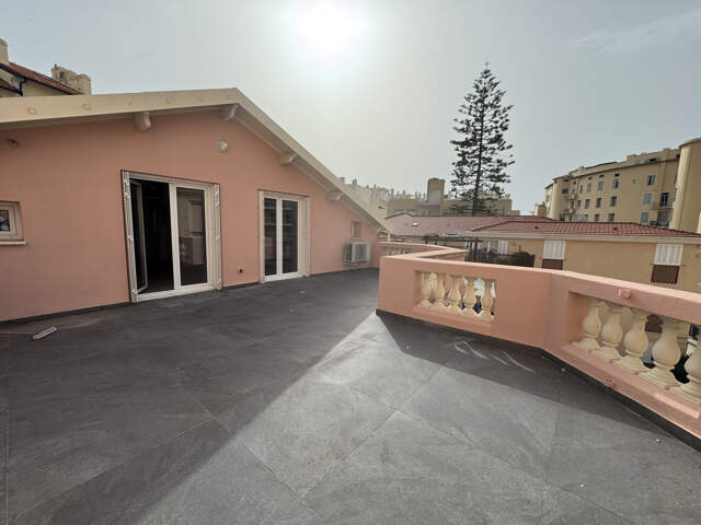 MENTON CENTRE - APPARTEMENT 3 PIECES EN DERNIER ETAGE AVEC T — photo du bien