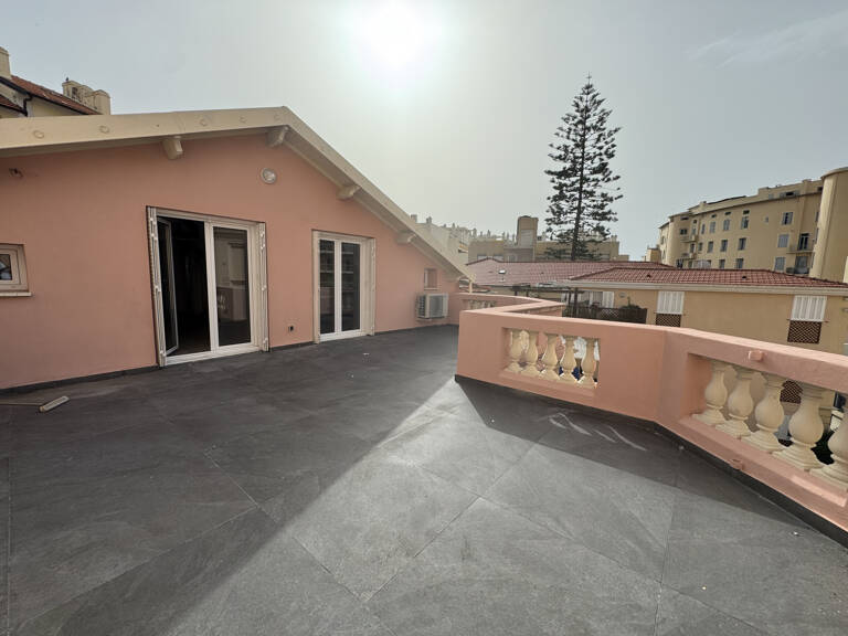 MENTON CENTRE - APPARTEMENT 3 PIECES EN DERNIER ETAGE AVEC T — photo 1