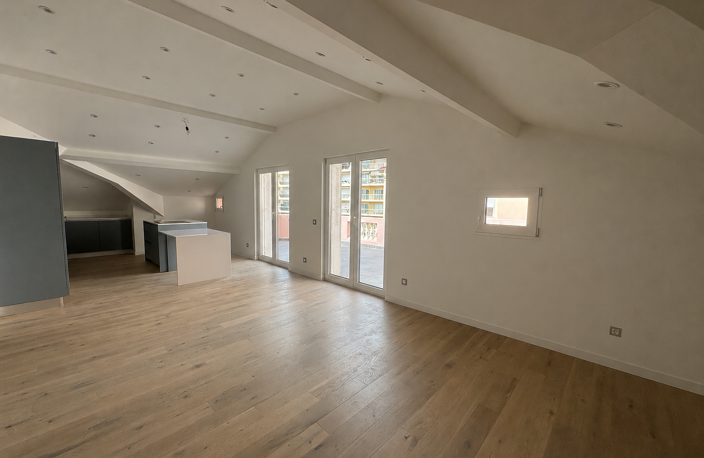 MENTON CENTRE - APPARTEMENT 3 PIECES EN DERNIER ETAGE AVEC T — photo 2
