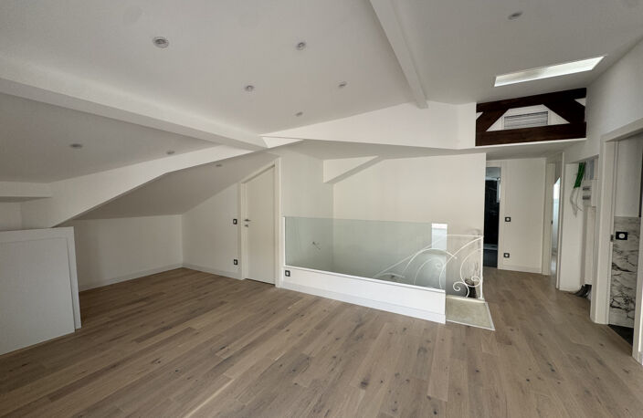 MENTON CENTRE - APPARTEMENT 3 PIECES EN DERNIER ETAGE AVEC T — photo 4