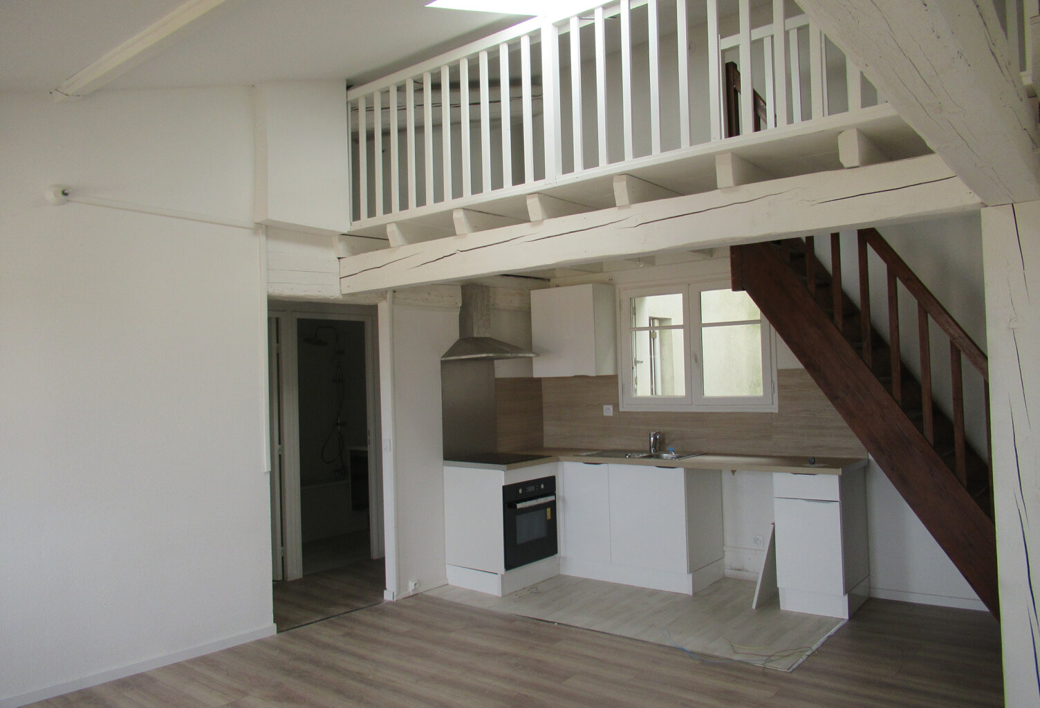 CENTRE VILLE CASTELNAUDARY APPARTEMENT TYPE 3 BIS MEZZANINE ENTIÈREMENT RÉNOVE LIBRE — photo 1