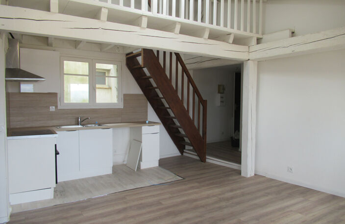 CENTRE VILLE CASTELNAUDARY APPARTEMENT TYPE 3 BIS MEZZANINE ENTIÈREMENT RÉNOVE LIBRE — photo 2