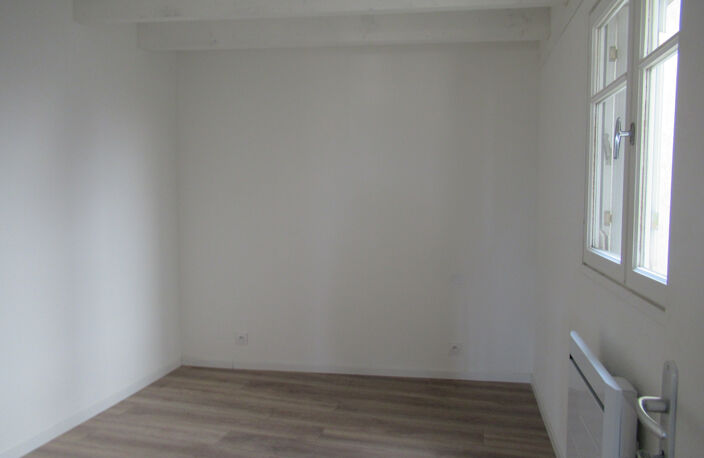 CENTRE VILLE CASTELNAUDARY APPARTEMENT TYPE 3 BIS MEZZANINE ENTIÈREMENT RÉNOVE LIBRE — photo 3