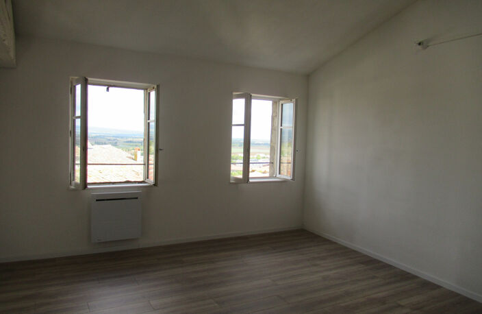 CENTRE VILLE CASTELNAUDARY APPARTEMENT TYPE 3 BIS MEZZANINE ENTIÈREMENT RÉNOVE LIBRE — photo 4