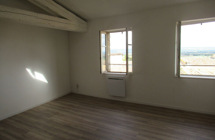CENTRE VILLE CASTELNAUDARY APPARTEMENT TYPE 3 BIS MEZZANINE ENTIÈREMENT RÉNOVE LIBRE — photo 5