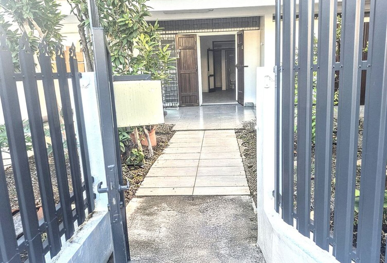 Appt T4 rdc avec un jardin 97400 Saint Denis — photo 1