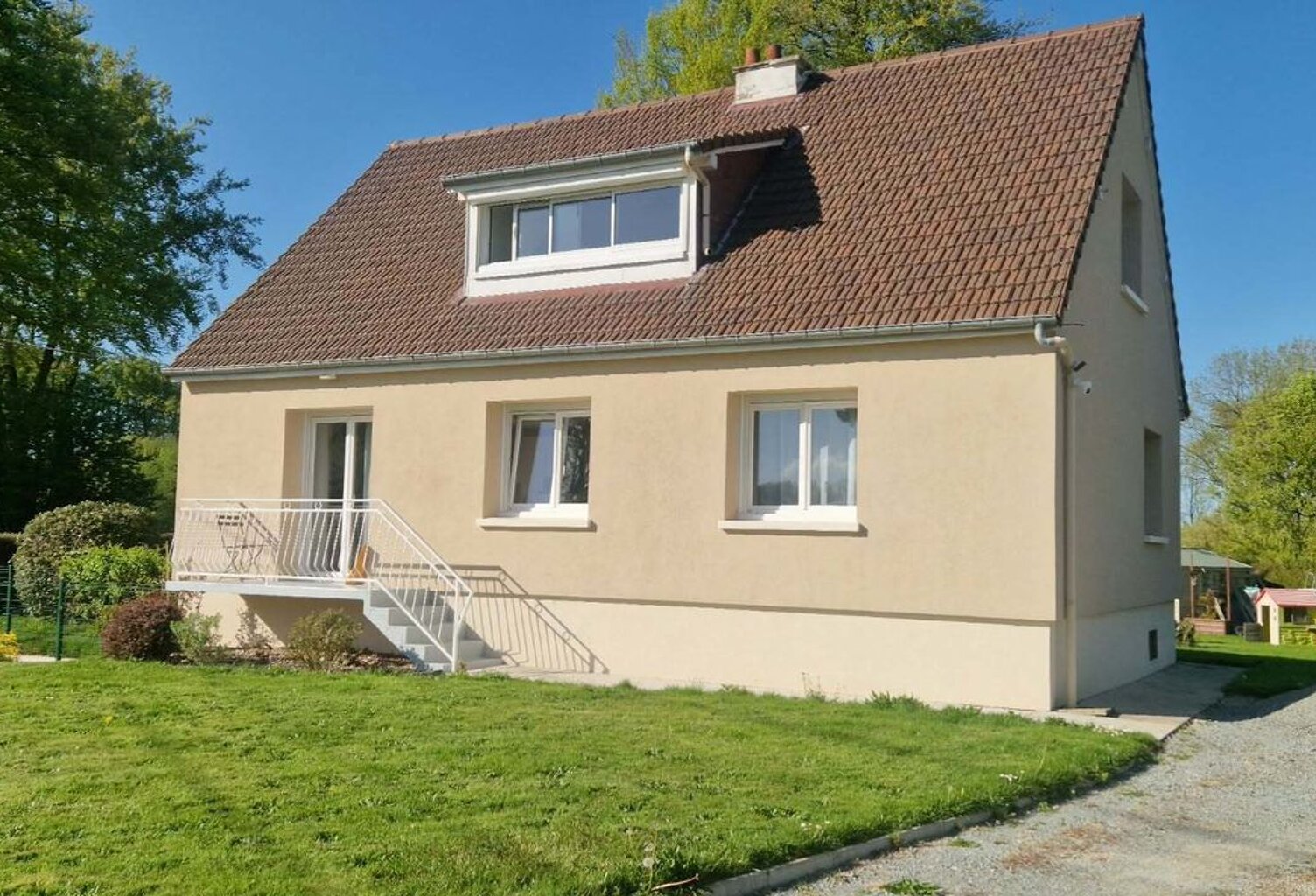 maison familiale entièrement rénovée élevée sur sous sol — photo 1