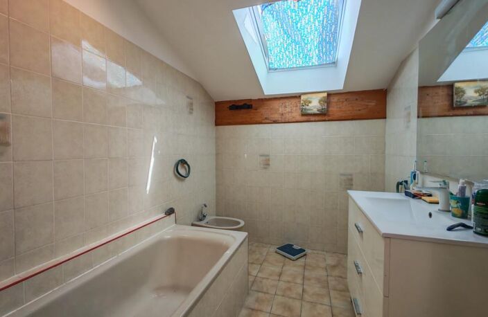 Immeuble de rapport avec T2 loué, T4 libre et garage à Pavie. Idéal investisseur — photo 5