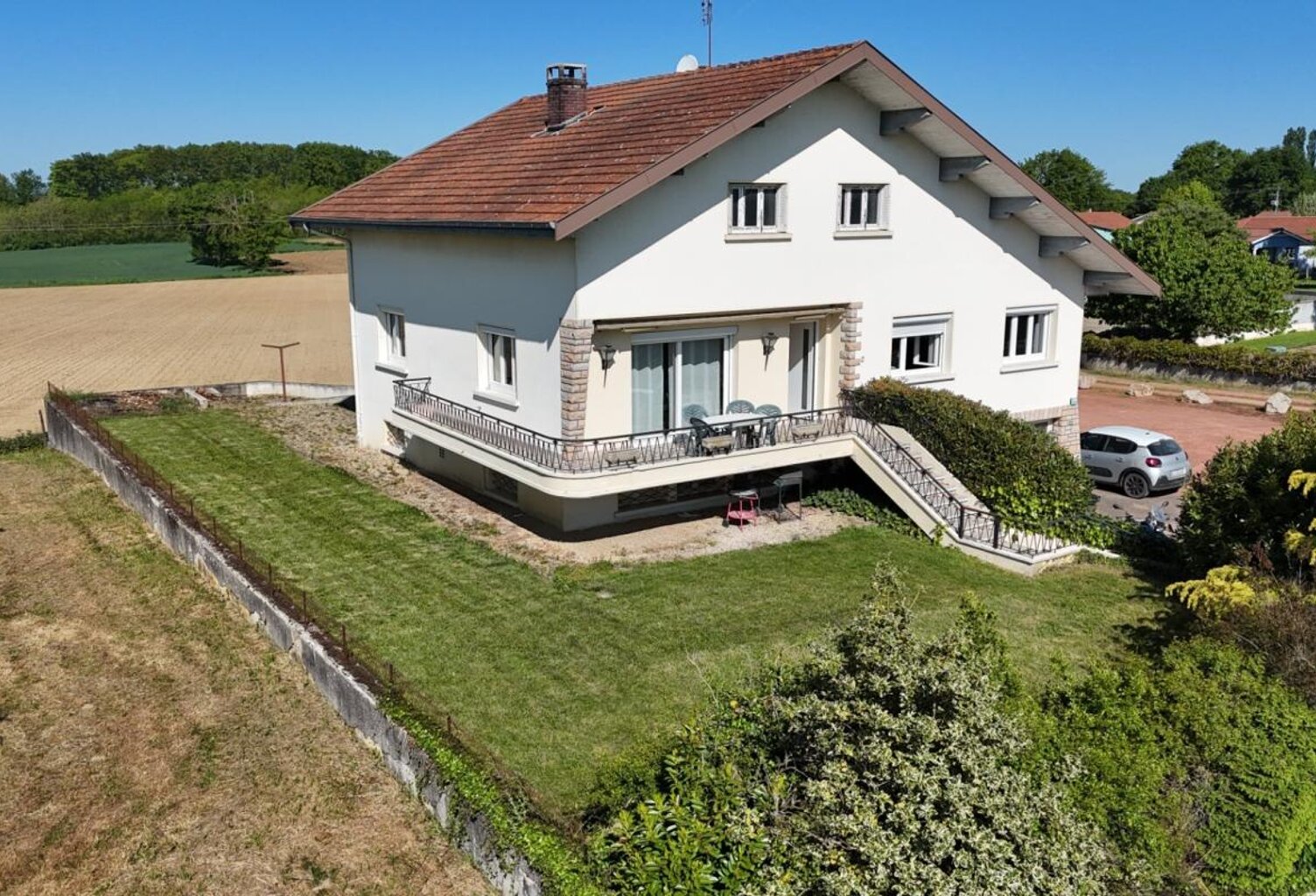 Maison de caractère de plus de 220 m² avec appartement indépendant – Entre Mâcon et Bourg-en-Bresse — photo 1