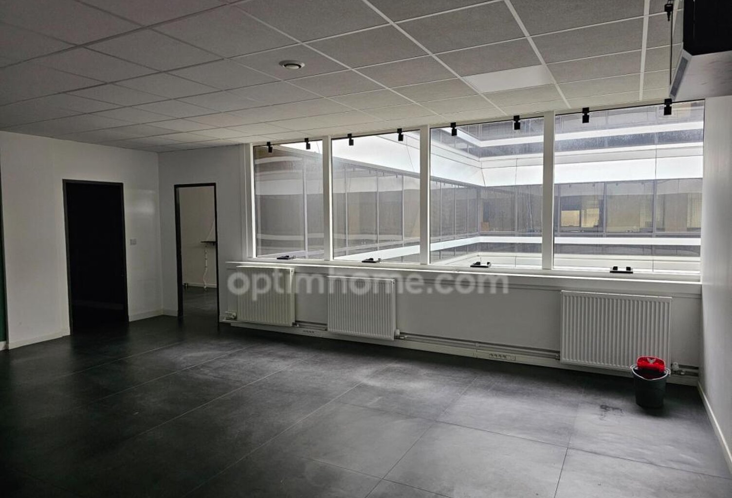 Bureau de 70 m2 à louer à Cergy Préfecture — photo 1